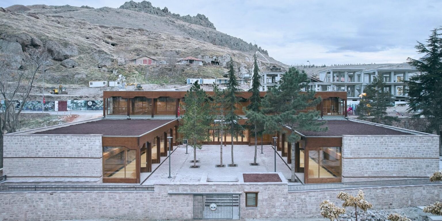 Sille İlkokulu rekonstrüksiyon uygulaması genel cephe ve ahşap avlu görünümü
